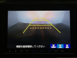【バックカメラ】運転が苦手な方も車庫入れラクラクです!ギアをリバースに入れれば自動的に切り換わりますので、面倒な操作は不要です♪狭い駐車場もお車を傷つけず安心ですね!