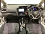 車内は光触媒抗菌消臭施工済です。インパネ周りはスタイリッシュなデザインです。グローブボックスやカップホルダーのほかにトレーなどたくさんの収納スペースが付いています。