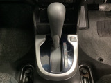 CVT車のセレクトレバーです。低速から高速まで、変速ショックのないスムーズな走りを実現するとともに、エンジン効率のよい領域を維持することで燃費にも貢献します。