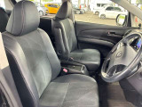運転席の画像です。足元やシートまわりに余裕があり、リラックスした姿勢で運転が可能です。視界も良好で操作系へのアクセスもしやすく、快適で安心感のあるドライブをサポートします。