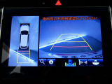 パノラミックビューモニターを装備。駐車場や交差点で周囲の安全確認をサポートします。