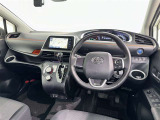 運転席まわりです。 各操作スイッチは使いやすい位置に配置されてます。