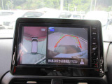 アラウンドビューモニターも装備しております。ご覧のように車体を真上か見たような映像なので、車庫入れの苦手なお客様ももうご心配いりません。