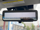 【スマートリヤビューミラー】後席の大きな荷物や同乗者で後方が確認しづらい時でも安心!カメラが撮影した車両後方の映像をルームミラー内に表示。クリアな視界で状況の確認が可能です!