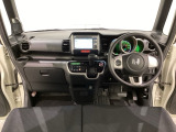 車内は光触媒抗菌消臭施工済です。インパネ周りはスタイリッシュなデザインです。グローブボックスやカップホルダーのほかにトレーなどたくさんの収納スペースが付いています。