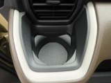 カップホルダーは運転席や助手席からちょうど手の届く位置です!!