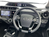 運転席まわりです。 各操作スイッチは使いやすい位置に配置されてます。