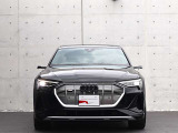 ●一目でAudiとわかる特徴的なシングルフレームグリル・LEDランプ。精悍なフロントマスクからAudiのスマートで上品なブランドを連想させてくれます。女性にも大変ご好評頂いております。
