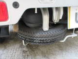 パンクした時などにすぐ交換可能なスペアタイヤが、車両後部下に装備されています。