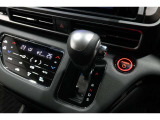 インパネシフトだから視線の移動も少なく足元もスッキリ♪運転席もゆったりしているのでゆとりを持ってドライブできますね!