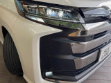 【LEDヘッドライト】悪天候や夜間走行時も良好な視界を確保し安心して運転できる高輝度LEDヘッドライトを装備!点灯速度が早く、消費電力も抑えられています。