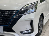 【LEDヘッドライト】悪天候や夜間走行時も良好な視界を確保し安心して運転できる高輝度LEDヘッドライトを装備!点灯速度が早く、消費電力も抑えられています。