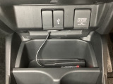 アクセサリーソケットはUSBのアダプターなどをつければ、スマホの充電にも使えます。横にはナビゲーション用の外部入力可能なUSB端子がついており、周辺には物が置けるトレーがついています。