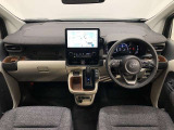 シンプルながら機能性あふれる運転席廻りです。視界性もよく、運転しやすいですよ。