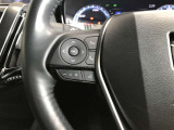ステアリングスイッチでハンドルから手を離さなくても、音量やチャンネルなどの調整ができて安全です。
