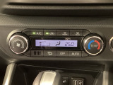 エアコンはオート機能でお好みの温度に調整可能です。オールシーズン快適にドライブできます!