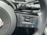 ハンドル右側には高速道路などドライバーの運転の負担を軽減してくれるプロパイロットが装備されています。アクセル、ブレーキ、ステアリングをクルマがアシスト。
