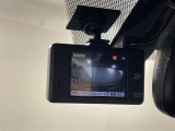 【ETC】有料道路を利用する際に料金所で停止することなく通過できる、ETC車載器(ノンストップ自動料金収受システム機器)が装備されています。セットアップを行うことで利用可能になります。