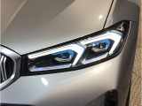 【LEDヘッドライト】先進のLEDテクノロジーを採用。放射される白色光の周波特性は太陽光に近く、バイキセノン・ヘッドライトを上回るコントラストで更に明るく輝きます!