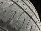 ホイールの状態やタイヤ溝の残り具合は、安全性や維持費にも関わる重要なポイントです。写真にて現状をご確認いただけますが、気になる点や詳細については、お気軽にお問い合わせください。