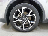 ■225/50R18タイヤ&18&times;7Jアルミホイール(切削光輝+ブラック塗装/センターオーナメント付)