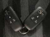 スマートキーを装備しています☆カギをカバンやポケットに入れて頂いた状態でドアロックの開閉やエンジンスタートをして頂けますよ!とても便利な装備です!