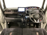 車内は光触媒抗菌消臭施工済です。スタイリッシュなデザインでスポーティなインパネ周りを演出します。グローブボックスやカップホルダーのほかにトレーなどたくさんの収納スペースが付いています。