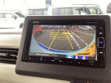 【バックカメラ】運転が苦手な方も車庫入れラクラク。ギアをリバースに入れれば自動的に切り換わりますので、面倒な操作は不要です。狭い駐車場も大切なお車を傷つけず安心です。