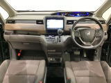 車内は光触媒抗菌消臭施工済です。スタイリッシュなデザインで暖かみのあるインパネ周りを演出します。グローブボックスやカップホルダーのほかにトレーなどたくさんの収納スペースが装備されています。