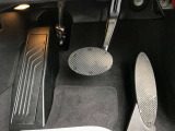 【ペダル】BMWはオルガン式アクセルペダルを採用しています。踏み込む足とペダルが同じ軌跡を描くため、かかとがずれにくく、アクセルコントロールがよりしやすくなるメリットがあります。