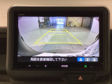 バックをするとき自動でリアの様子が映る『リアカメラ』付き! 画面で確認しながらバックが出来るので駐車の時も安心です。