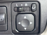 【電動格納ミラー】サイドミラーは電動格納式となっており、狭い駐車場でもキズがつくリスクを抑えられます。
