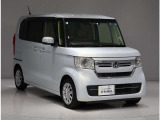 『ACC(車両追随機能)』で、予め設定した速度内で自動でスピードを調整。高速道路などの運転の時には、常に一定の車間距離を保つことができ、安全な運転と快適なドライブをサポートしてくれます。