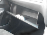必需品の保険証や車検証の他に、お好きなCD・DVDやサングラスなど小物を収納できます。意外と大切な部分なんですよ。
