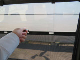 後部座席には左右とも、窓にサンシェードがついています。プライベートな空間や、車内の温度上昇抑制、日焼けが気になる方にオススメな装備となっています。