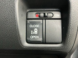 狭い所でも乗り降り楽々な両側スライド仕様の片側電動スライドドアです!簡単にドアの開閉が出来る為女性やお年寄りにも優しく、荷物で手が塞がった時なども大変便利です!