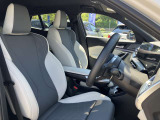 【コックピットシート】BMW車の主役席。車体中央にくる様に配置し車両重心とが一致する事でドライバーと車との一体感あるドライビングを実現。人間工学に基づき形成した形状が長時間のドライブ疲労も軽減します!