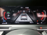 メーターディスプレイとセンターディスプレイを一体化した総合型インターフェイスディスプレイを採用、運転中もさまざまな情報に容易にアクセスすることができます。