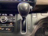 CVT車のセレクトレバーです。低速から高速まで、変速ショックのないスムーズな走りを実現するとともに、エンジン効率のよい領域を維持することで燃費にも貢献します。