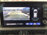 バックギアに入れますとご覧のような画像に自動的に切り替わります。車庫入れ時に役立ちます。
