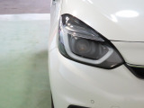 LEDヘッドライトは、点灯の瞬間から光量を発揮し、突然暗くなるトンネルなどでの安定感を高めます。