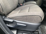 運転席シ-ト座面は上下アジャスタ-付です。お好みの位置に調整可能です。