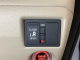 左側電動スライドドアは運転席からでも操作ができるように、ハンドル付近に開閉の操作スイッチが付いています。