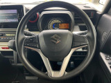 インテリアに合わせたデザインのステアリングは、運転される方のことも考え、運転しやすい形状、大きさです。是非一度、実際に触ってお確かめください。
