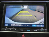 リアワイドカメラシステム!従来の視野に加えて、後方側方を約180&deg;まで見えるワイドビューと、後方を真上から見たような視野で駐車時などに便利なトップダウンビューの3つの視野があります!