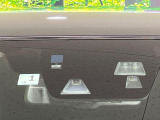 【スマートブレーキサポート】走行中に前方の車両等を認識し、衝突しそうな時は警報とブレーキで衝突回避と被害軽減をアシスト。より安全にドライブをお楽しみいただけます。