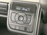【オートエアコン】一度お好みの温度に設定すれば、車内の温度を検知し風量や温度を自動で調整。暑い&hellip;寒い&hellip;と何度もスイッチ操作をする必要はありません。快適な車内空間には必須の機能ですね♪