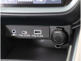 AUX端子、USBtypeA,USBtypeC端子とアクセサリーDC12V電源が付いています。