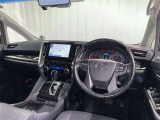 運転席まわりです。 各操作スイッチは使いやすい位置に配置されてます。
