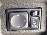 【電動格納ミラー】サイドミラーは電動格納式となっており、狭い駐車場でもキズがつくリスクを抑えられます。